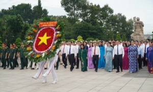 Lãnh đạo TP. Hồ Chí Minh dâng hương tưởng niệm các anh hùng liệt sỹ
